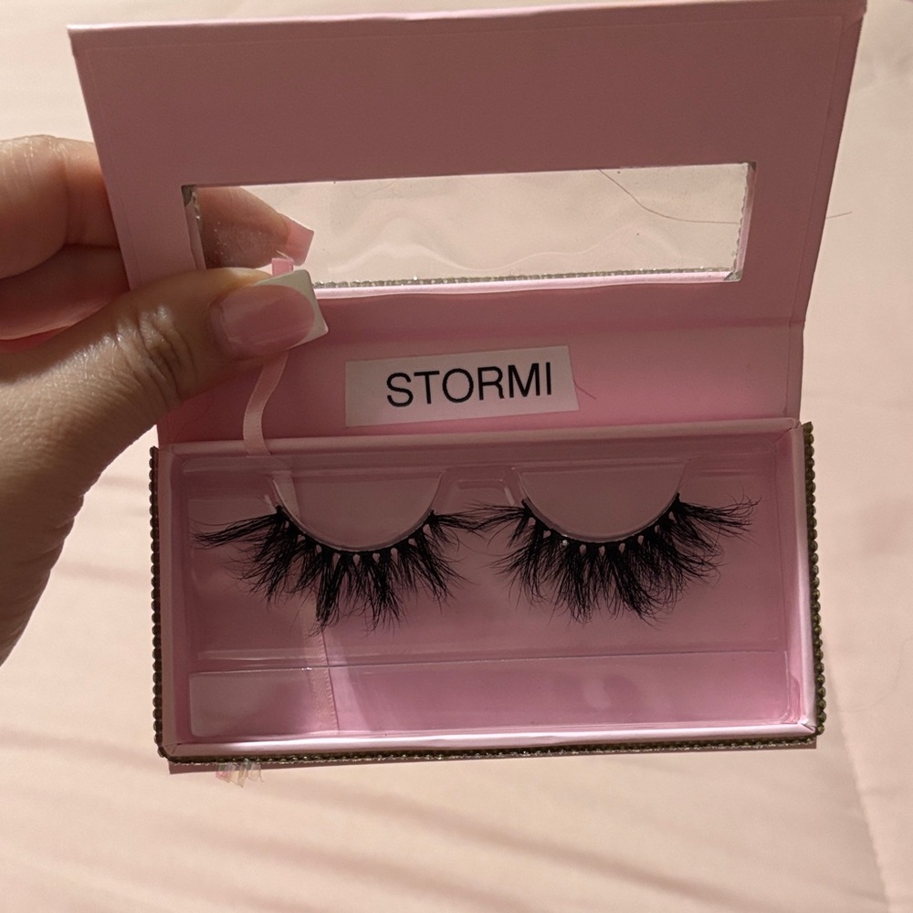 Storm Luxurious Black Lashes